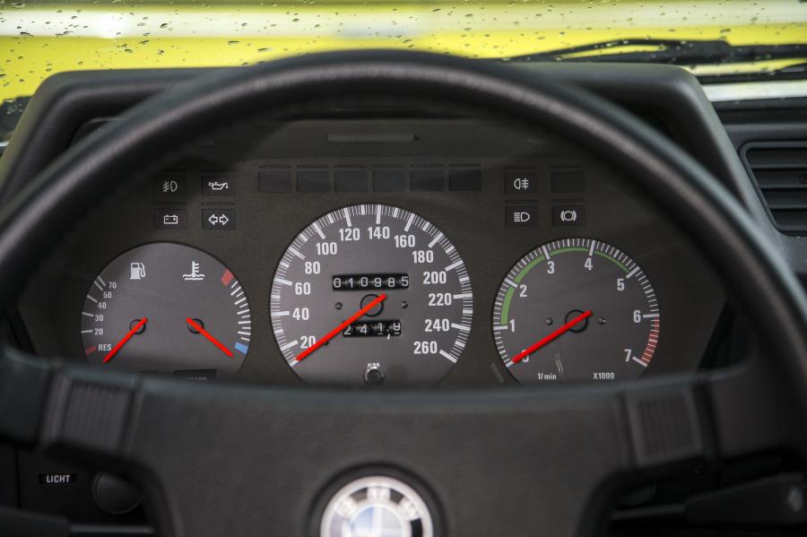 Панель приборов BMW 635 CSi 1978 года  (фото 17 из 36)